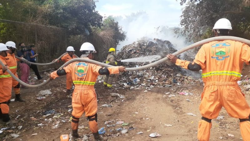 Bomberos realizan demostración de extinción de incendio Managua. Radio La Primerísima