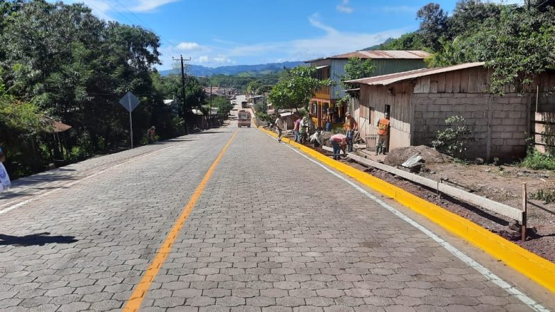 Mejoran vía principal de la comunidad El Naranjo Managua. Jerson Dumas/ Radio La Primerísima