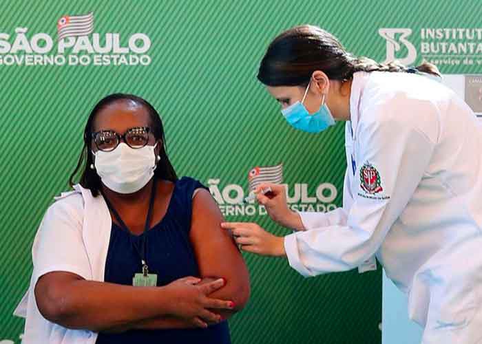 Enfermera es la primera vacunada contra el Covid-19 en Brasil Río de Janeiro. Sputnik