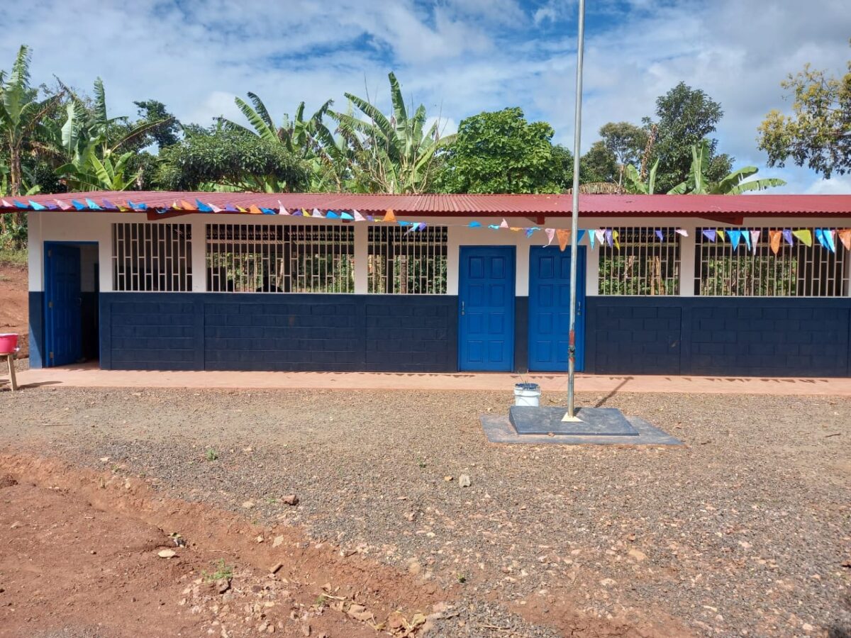 Nueva escuela en una comunidad de El Tuma-La Dalia Managua. Radio La Primerísima
