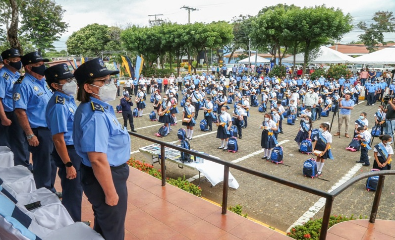 Entregan más de 12 mil mochilas escolares a hijos de policías Managua. Radio La Primerísima 