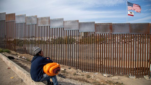 México planea apoyar a migrantes varados en el país Reuters