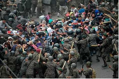 Guatemala detiene con violencia caravana de migrantes hondure os