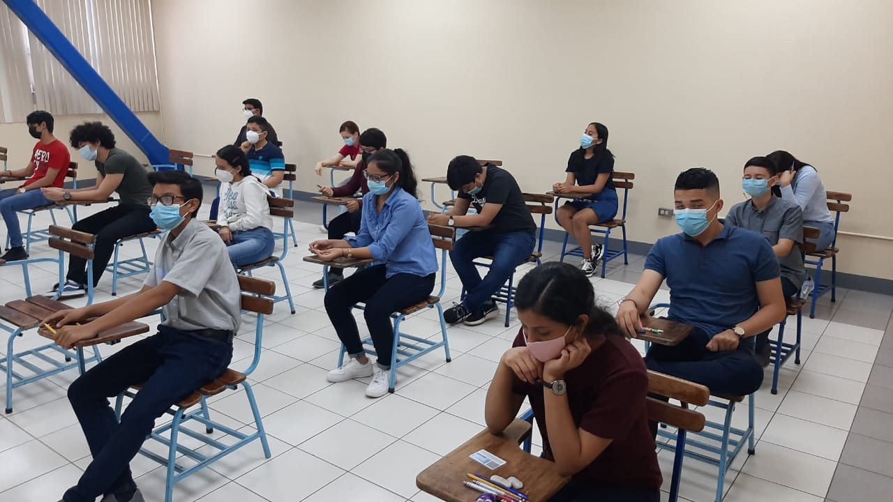 Bachilleres realizan prueba para aplicar a beca en la UNI Managua. Por Jaime Mejía/Radio La Primerísima
