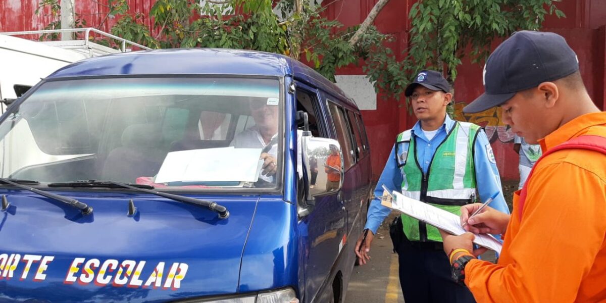 Policía inspecciona transporte escolar en León Managua. Radio La Primerísima