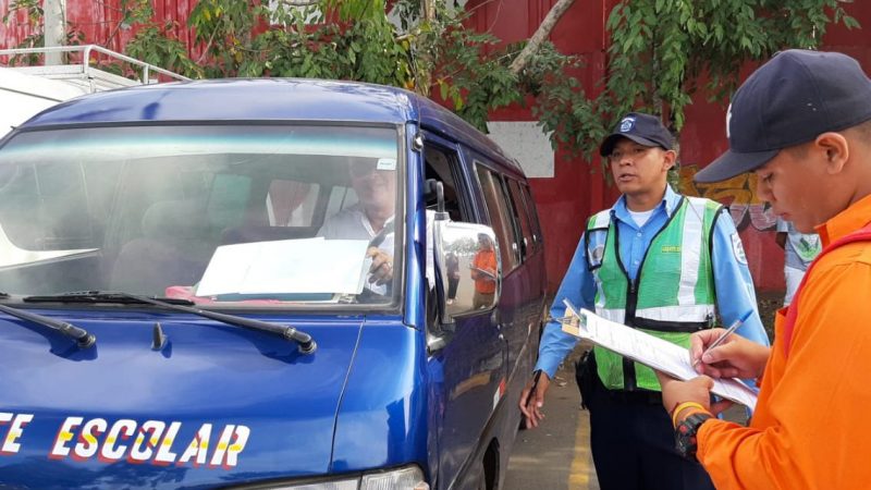 Policía inspecciona transporte escolar en León Managua. Radio La Primerísima