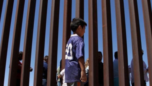 EU recibe niños migrantes en medio de críticas Washington. Prensa Latina