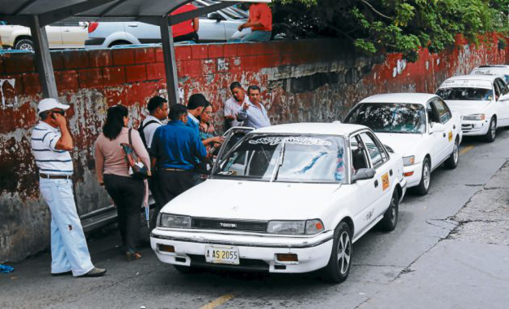 Taxistas hondureños exigen pago de bono y permiso para llevar más pasajeros Tegucigalpa. La Tribuna 