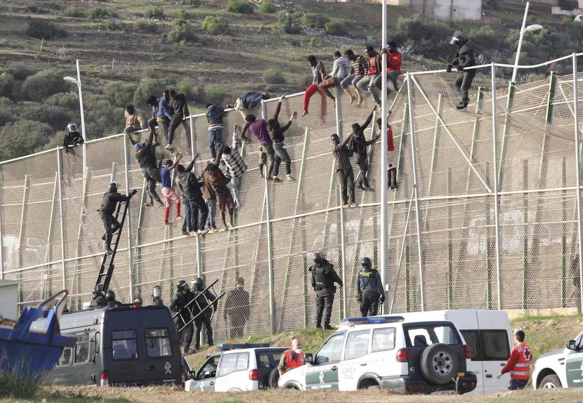 Migrantes logran cruzar valla fronteriza de Melilla Agencia
