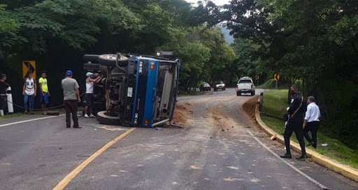 Sin víctimas vuelco de camión en carretera Matiguás-Rio Blanco Managua. Radio La Primerísima