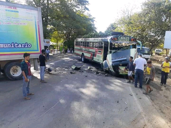 Busero provoca accidente en carretera sur Managua. Alexander Cordón/Radio La Primerísima