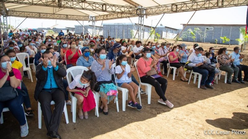 Entregan 100 nuevas viviendas con programa Bismark Martínez Managua. Radio La Primerísima