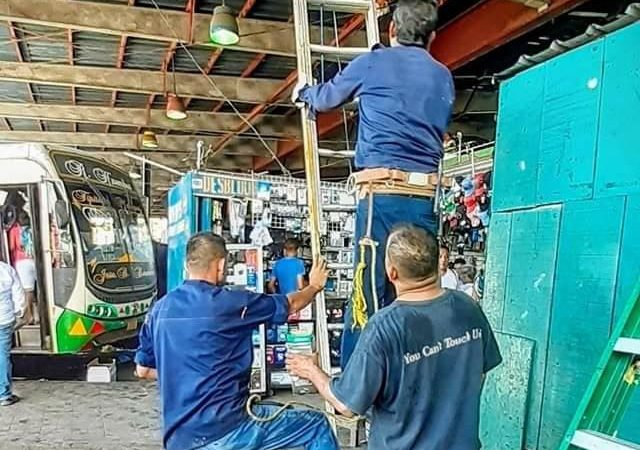 Instalan luminarias en terminal de buses del mercado Huembes Managua. Radio La Primerísima