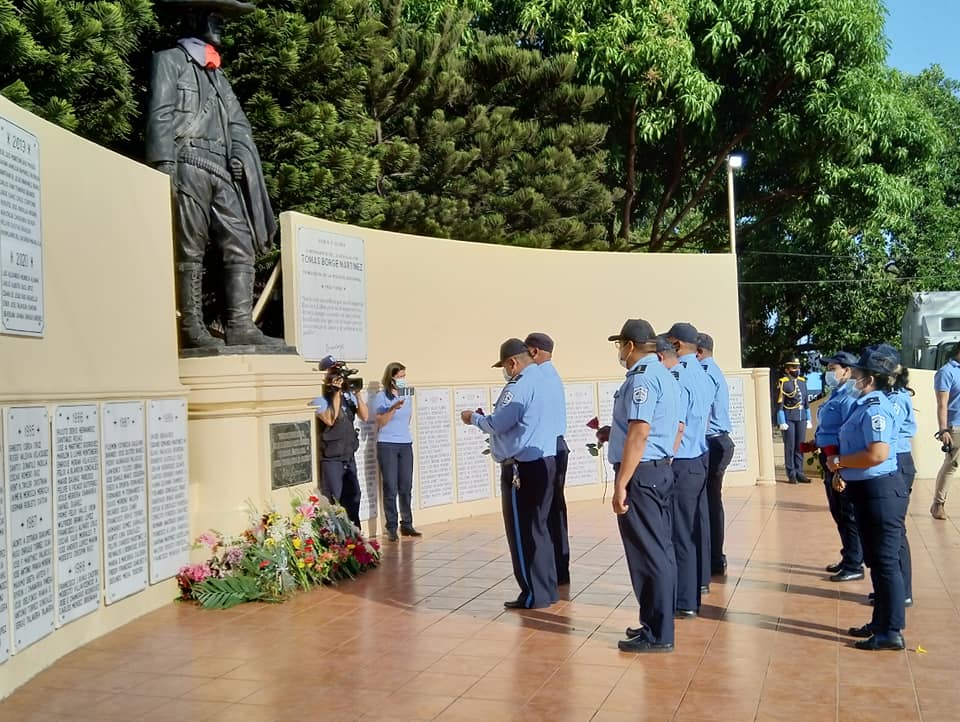 Policía rinde tributo al General Sandino Managua. Radio La Primerísima