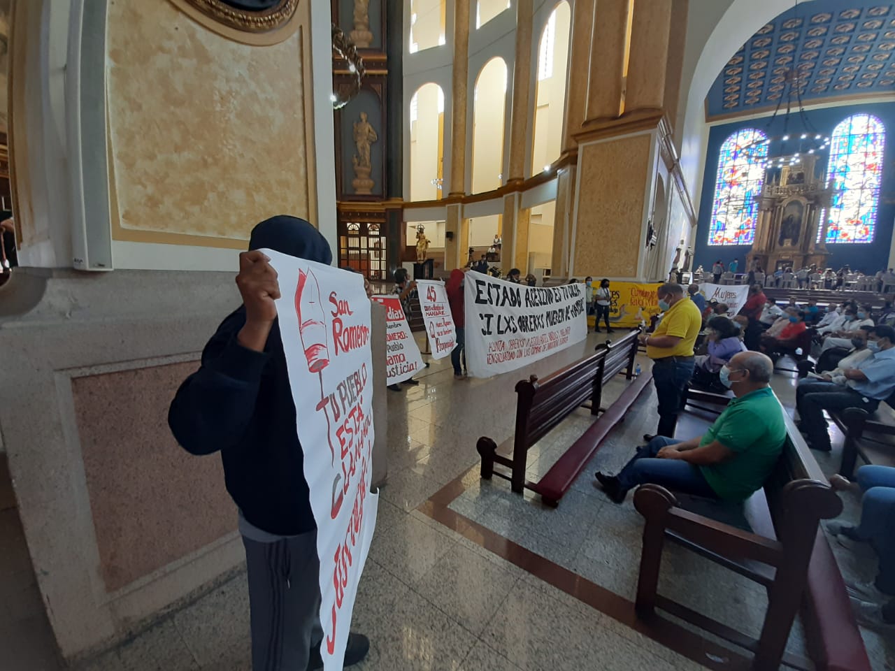 Protestan contra despidos en catedral de San Salvador San Salvador. Prensa Latina