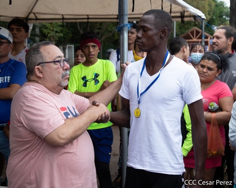 Jóvenes participan en carrera popular en Managua