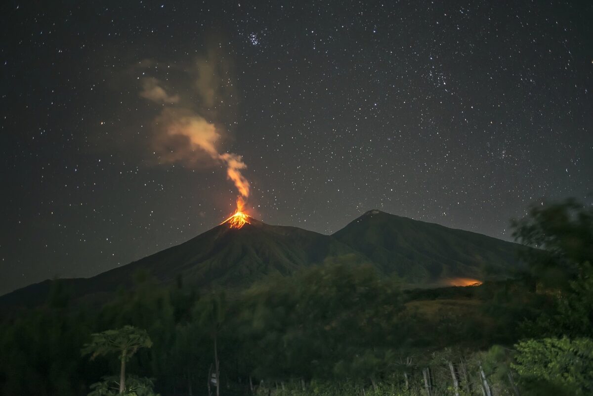 Erupción del volcán de Fuego alcanza 4.800 metros de altura Guatemala. EFE