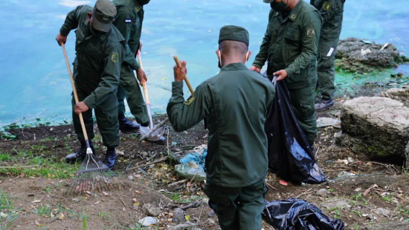 Ejército participa en jornada ecológica en la laguna de Tiscapa   Managua. Radio La Primerísima