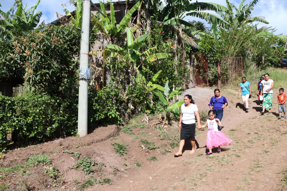 Energía eléctrica llega a más familias de Macuelizo Managua. Radio La Primerísima 