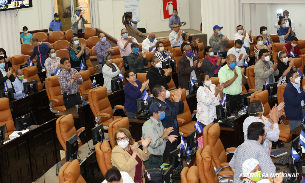Aplausos para Cacique Mayor y Polín Cruz en Asamblea Managua. Por Jaime Mejía/Radio La Primerísima