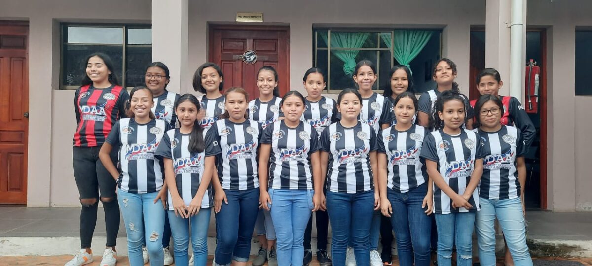 Cacique Diriangén U-15 femenino recibe uniformes Diriamba. Por Manuel Aguilar/Radio La Primerísima
