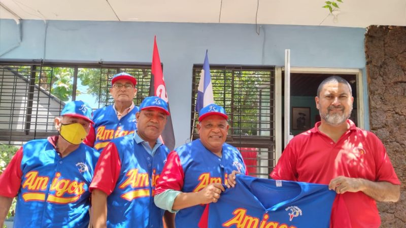 La Primerísima entrega uniforme a beisbolistas Managua. Radio La Primerísima