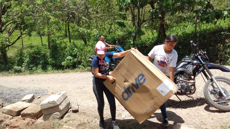 Entregan sillas de ruedas en Río Blanco Managua. Oliver Arauz/ Radio La Primerísima