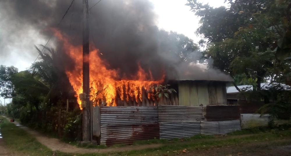 Apoyan a familia que perdió casa por incendio en El Rama Managua. Alexander Hurtado/Radio La Primerísima