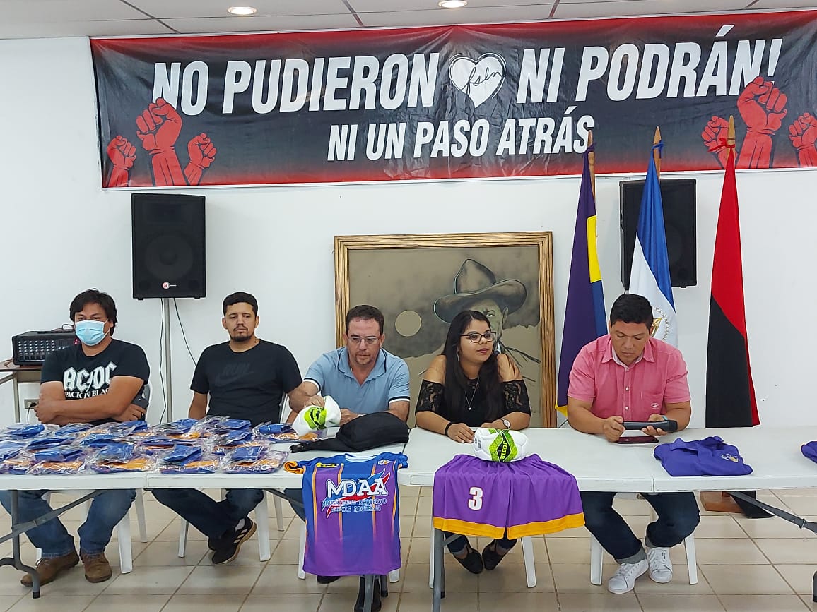 Equipo femenino de fútbol Xilotepelt recibe uniformes Jinotepe. Por Manuel Aguilar/Radio La Primerísima