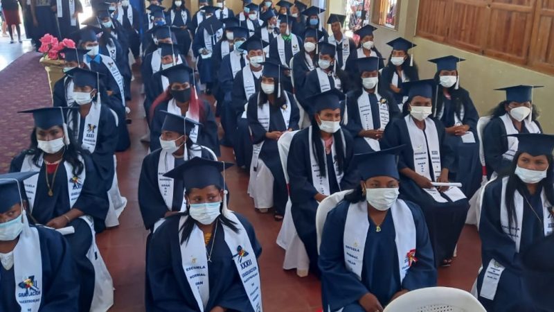 Bilwi realiza XXXII graduación de maestros intercultural bilingüe Managua. Radio La Primerísima