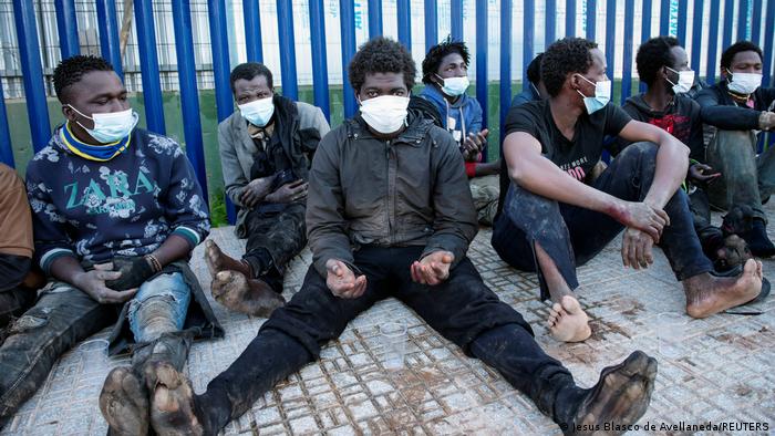 60 migrantes logran saltar la valla de Melilla Agencia