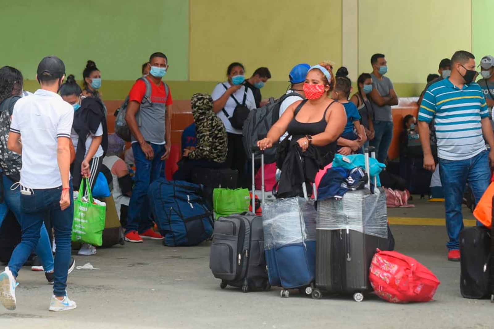 Retornan 106 nicas que estaban en Panamá Managua. Prensa Latina