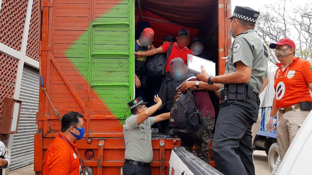 Encuentran en México a 300 migrantes hacinados en camiones Agencia