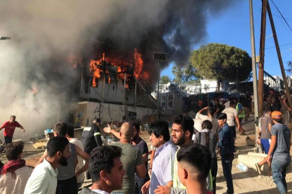 Mueren tres migrantes durante incendio en Grecia Atenas. Prensa Latina