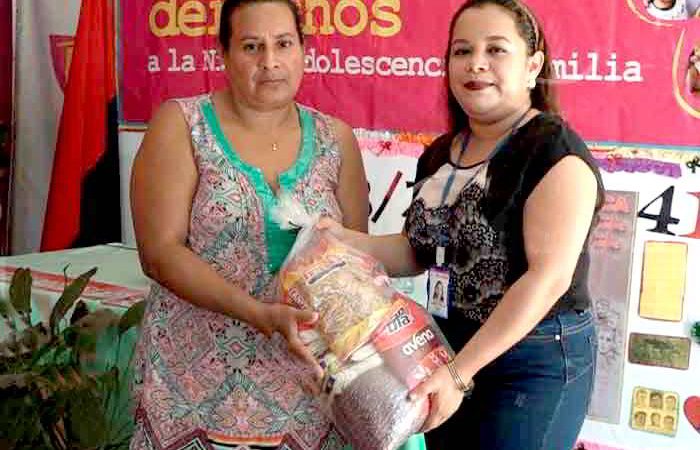 Entregan paquetes alimenticios a madres de partos múltiples Managua. Radio La Primerísima