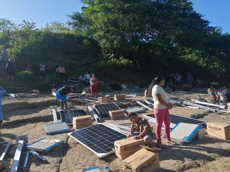 Entregan paneles solares en comunidades de El Rama Managua. Radio La Primerísima