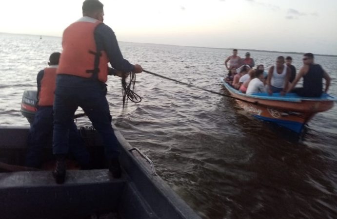 Rescatan a 15 personas que habían quedado a la deriva en Caribe Sur