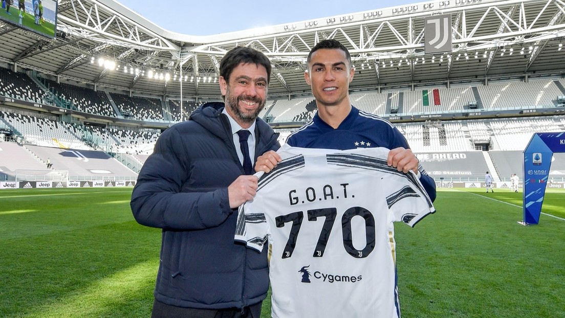 Ronaldo recibe una emotiva camiseta por su récord de goles RT