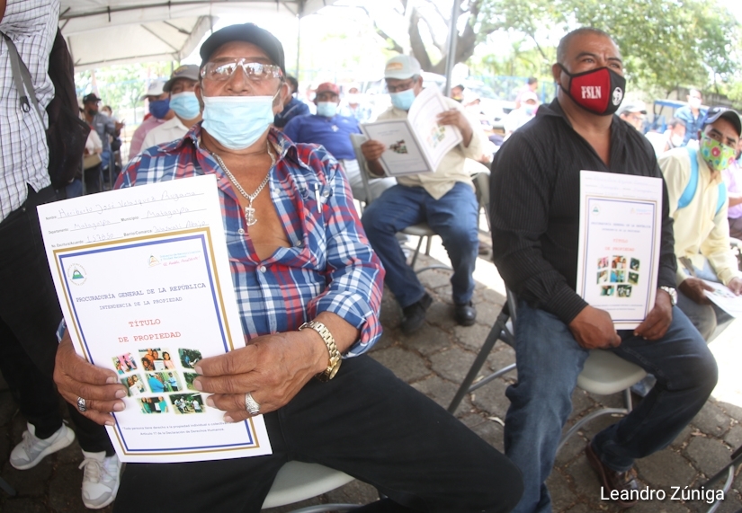 Entregan títulos de propiedad a retirados del Ejército Managua. Radio La Primerísima