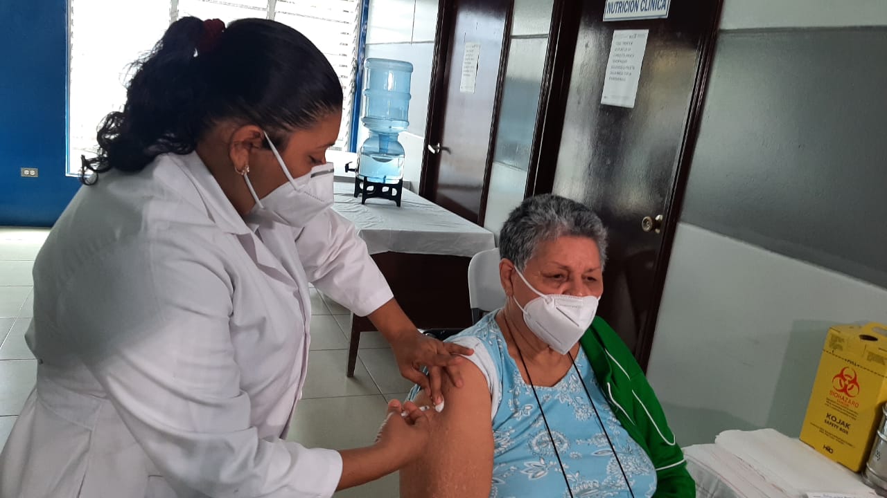 Pacientes crónicos reciben vacuna india Covishield Managua. Por Liberth González/Radio La Primerísima