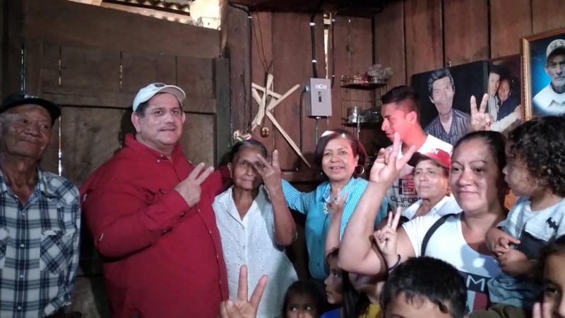 Pobladores de una comunidad de Estelí estrenan energía eléctrica Managua. Radio La Primerísima