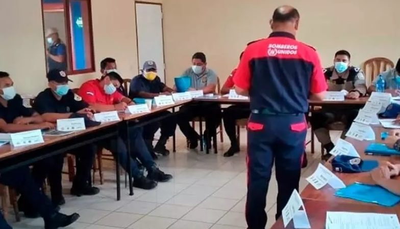 Capacitan a bomberos de Granada sobre purificación de agua Managua. Radio La Primerísima