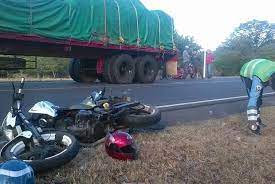 Motociclista muere al impactar con rastra en cuesta Las Piedrecitas Managua. Radio La Primerísima