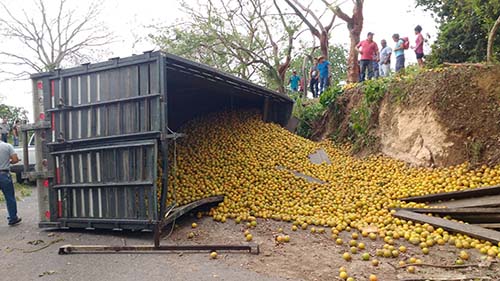 Camión cargado de naranjas se vuelca en Carretera Norte Managua. Radio La Primerísima