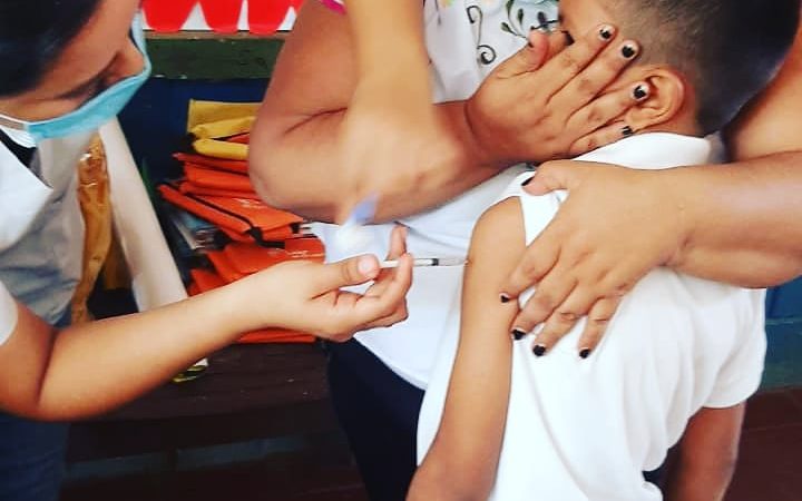 Vacunan a decenas de niños y maestros en Occidente Managua. Radio La Primerísima
