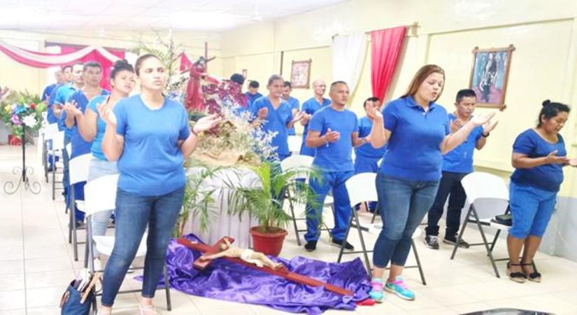 Reos en misa del Viernes Santo Managua. Radio La Primerísima