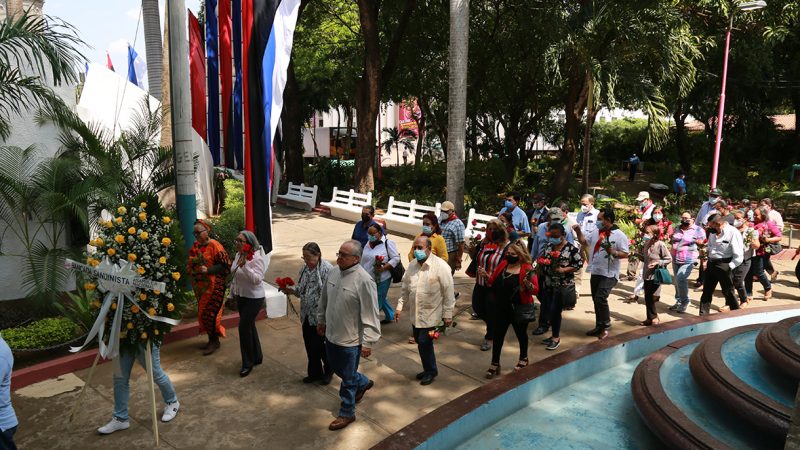 Asamblea coloca ofrenda floral donde descansan restos de Tomás Managua. Radio La Primerísima