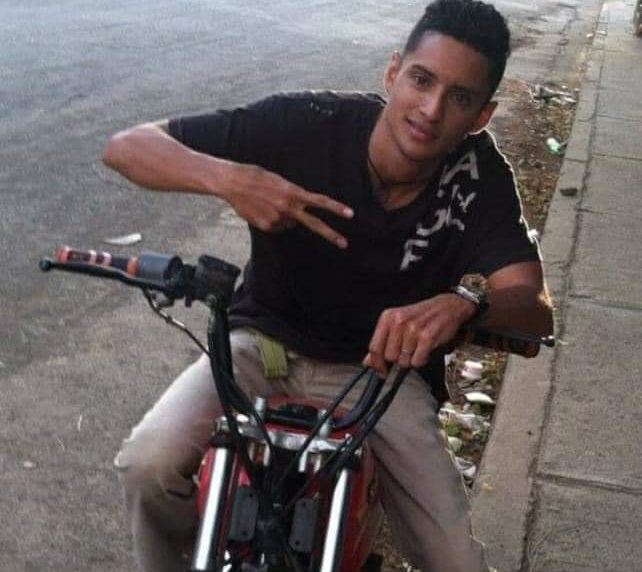Motorizado fallece al estrellarse contra furgón en Managua Managua. Radio La Primerísima