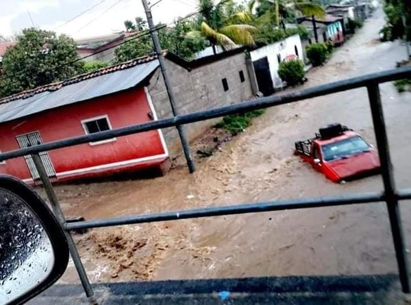 Fuertes corrientes arrastran camioneta en Ocotal Managua. Radio La Primerísima