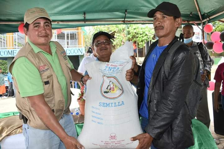 Entregan semillas a arroceros en Laguna de Perlas Managua. Radio La Primerísima